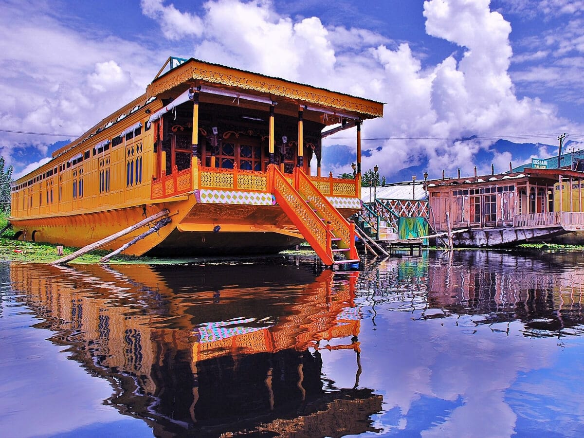 Houseboat experience at Dal Lake, Kashmir during Nainital Mussoorie tour package